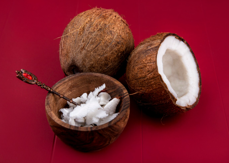 घ्या जाणून…नारळातील औषधी गुण आहेत स्वास्थ्य व सौंदर्याचे रक्षक