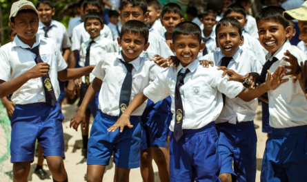 उन्हाळा आला की विद्यार्थ्यांना सर्वाधिक वाट पाहिली जाणारी गोष्ट म्हणजे – उन्हाळी सुट्टी! अभ्यासाचा ताण थोडा कमी होतो, सकाळी लवकर उठायचं बंधन राहत नाही, आणि खेळायला भरपूर वेळ मिळतो. पण जर हाच वेळ योग्य पद्धतीने वापरला तर ही सुट्टी विद्यार्थ्यांच्या जीवनात मोठा बदल घडवून आणू शकते. या ब्लॉगमध्ये आपण पाहणार आहोत अशा काही रंजक, उपयुक्त आणि सर्जनशील उन्हाळी सुट्टीतील उपक्रमांचे संकलन जे विद्यार्थ्यांच्या वैयक्तिक विकासासाठी फायदेशीर ठरू शकतात.