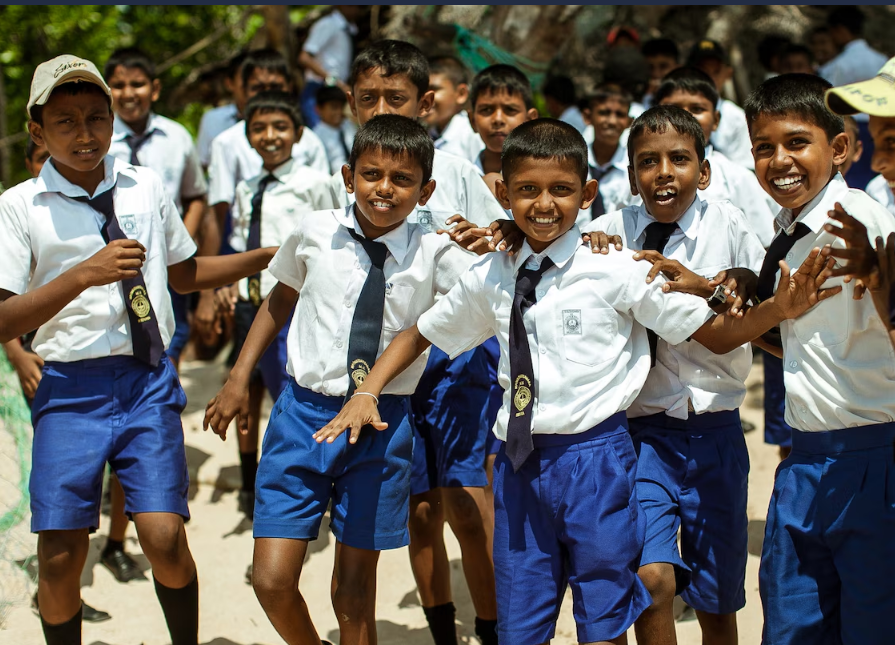 उन्हाळा आला की विद्यार्थ्यांना सर्वाधिक वाट पाहिली जाणारी गोष्ट म्हणजे – उन्हाळी सुट्टी! अभ्यासाचा ताण थोडा कमी होतो, सकाळी लवकर उठायचं बंधन राहत नाही, आणि खेळायला भरपूर वेळ मिळतो. पण जर हाच वेळ योग्य पद्धतीने वापरला तर ही सुट्टी विद्यार्थ्यांच्या जीवनात मोठा बदल घडवून आणू शकते. या ब्लॉगमध्ये आपण पाहणार आहोत अशा काही रंजक, उपयुक्त आणि सर्जनशील उन्हाळी सुट्टीतील उपक्रमांचे संकलन जे विद्यार्थ्यांच्या वैयक्तिक विकासासाठी फायदेशीर ठरू शकतात.