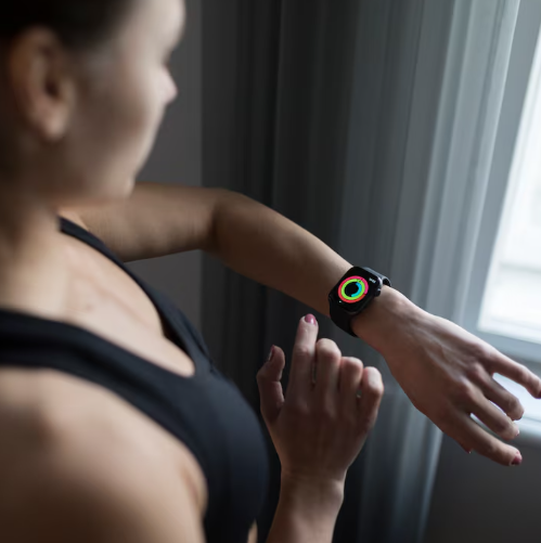 फिटनेस ट्रॅकर्स आणि हेल्थ अँप्सचा वापर – फायदे व धोके | आरोग्य सुधारण्यासाठी तंत्रज्ञानाची भूमिका