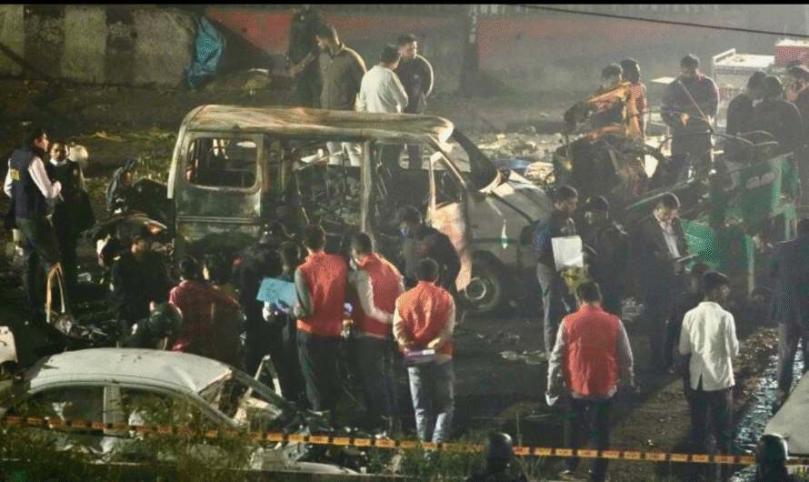 दिल्लीतील कालचा भीषण स्फोट: रेड फोर्ट परिसर हादरला – नागरिक सुरक्षेचे इशारे आणि धडे
