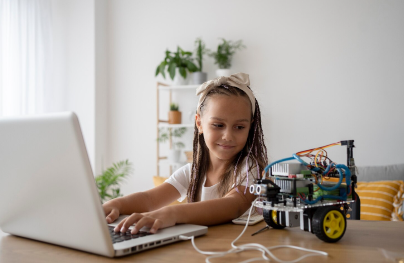 संगणकीय शिक्षण : मुलांसाठी कोडिंग व रोबोटिक्स