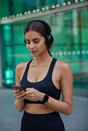 फिटनेस ट्रॅकर्स आणि हेल्थ अँप्सचा वापर – फायदे व धोके | आरोग्य सुधारण्यासाठी तंत्रज्ञानाची भूमिका