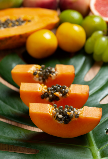 शरीरातील प्लेटलेट्स वाढवण्यासाठी पपई (आणि पपईची पाने), डाळिंब, किवी, हिरव्या पालेभाज्या (पालक), ब्रोकोली, गूळ, सुकामेवा आणि व्हिटॅमिन-सी युक्त फळे जसे की संत्री आणि लिंबू यांचा आहारात समावेश करावा.