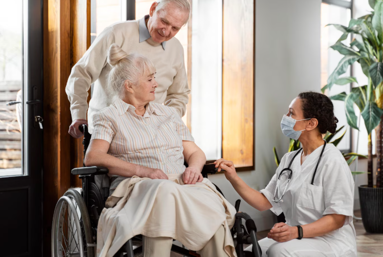 परिचारक यंत्रणांसह वृद्ध देखभालचे नवीन मॉडेल्स | Elder Care Solutions in India