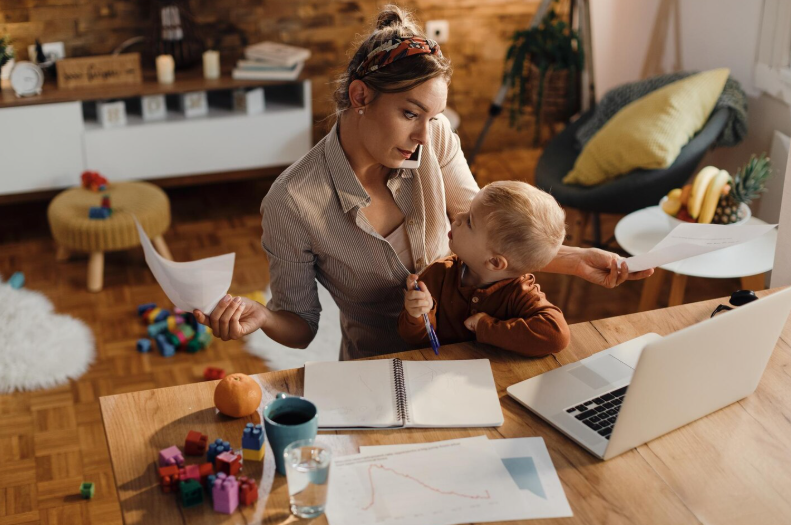 मातृत्व व करिअरचे संतुलन | काम करणाऱ्या आईसाठी प्रभावी टिप्स